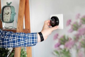 Hand adjusting thermostat for superior heating and air conditioning temperature